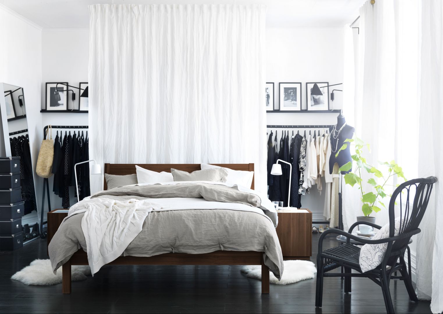 Łóżko wykonane w ciemnym drewnie idealnie współgra z czarno białym pomieszczeniem, produkt IKEA
Fot. IKEA