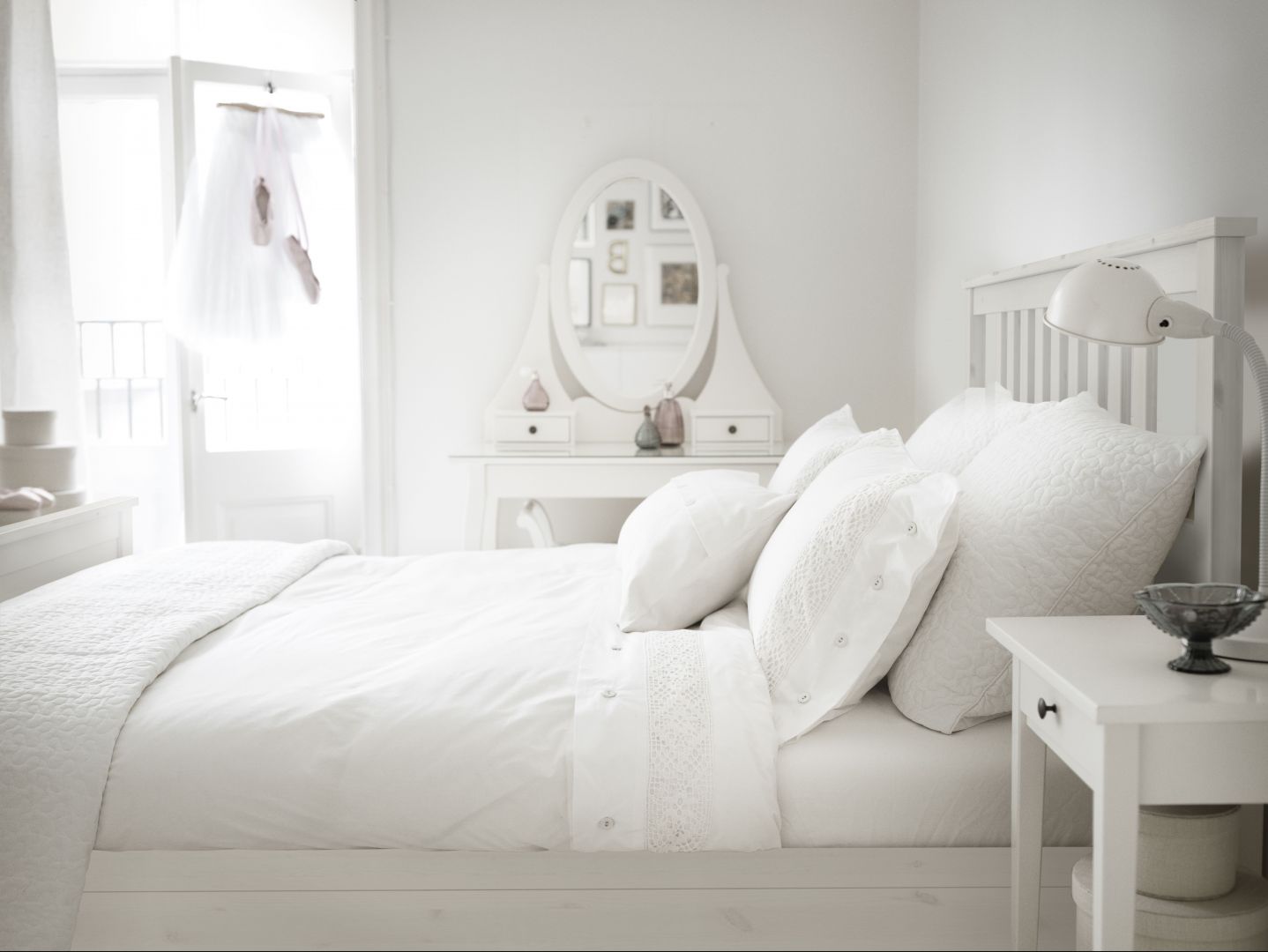 Białe łóżko w stylu skandynawskim. Sypialnia Hemnes marki IKEA
Fot. IKEA