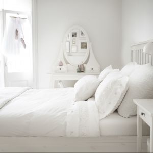 Białe łóżko w stylu skandynawskim. Sypialnia Hemnes. Fot. IKEA
