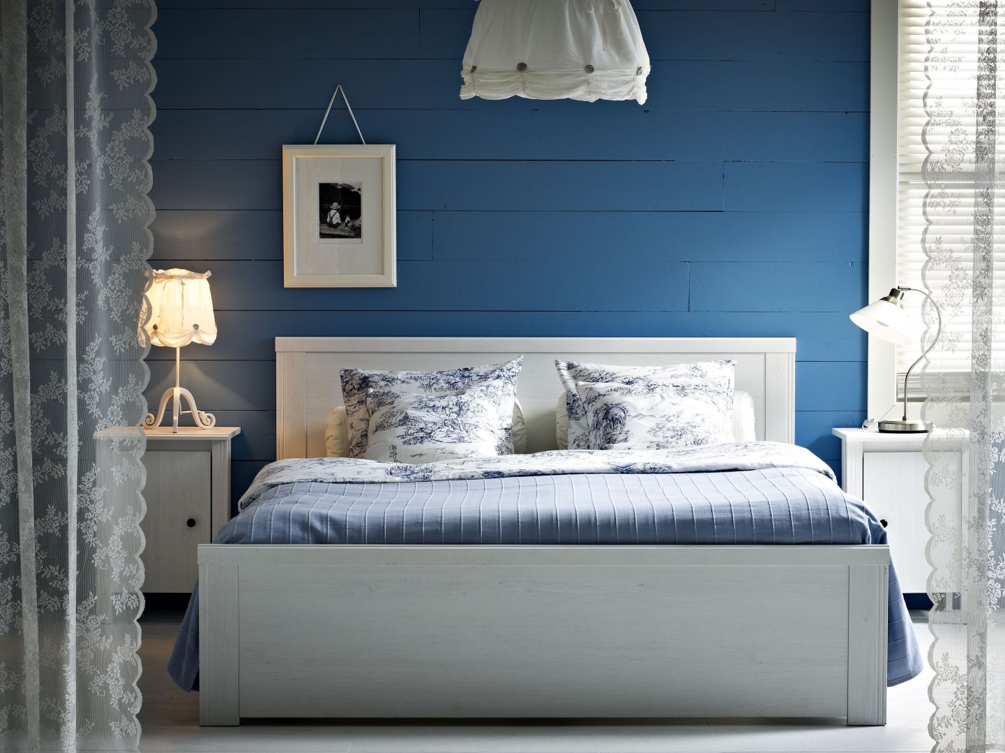 Łóżko Brusali, wykonane w białym drewnie, pasujące do wnętrz cottage, marki IKEA
Fot. IKEA