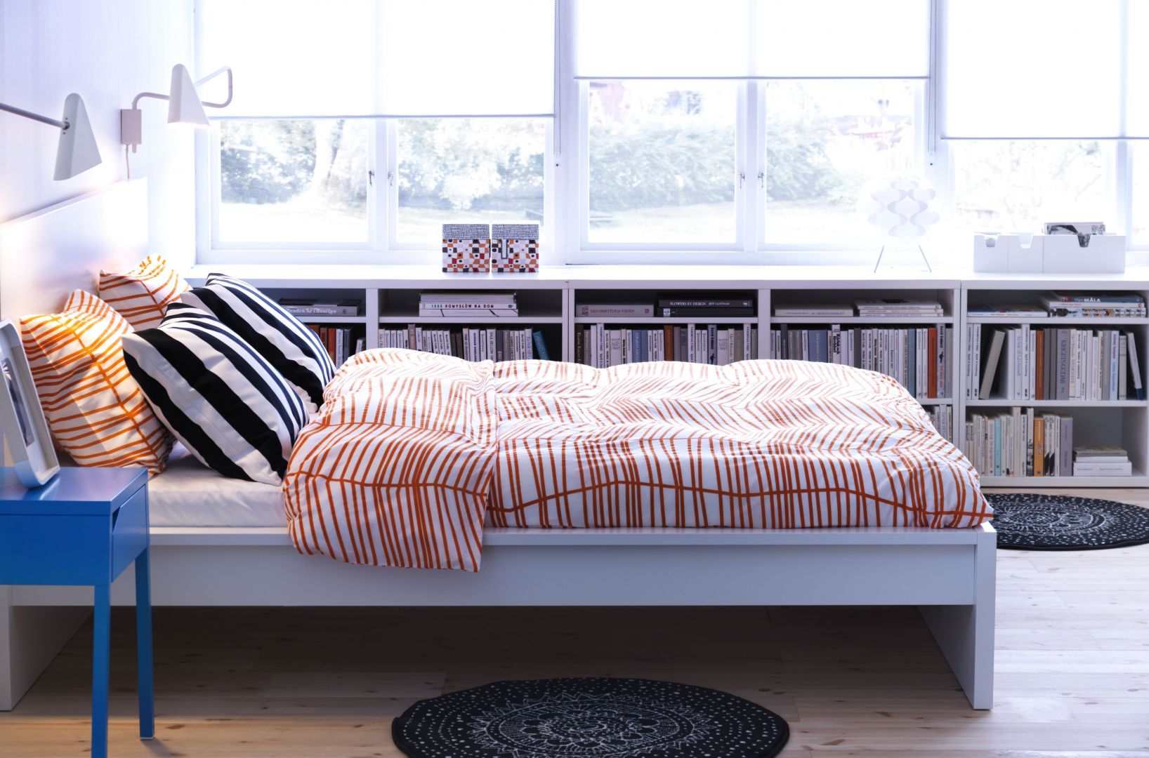 Białe łóżko na wysokiej ramie Malm - pomysł na proste łóżko w sypialni, produkt IKEA
Fot. IKEA