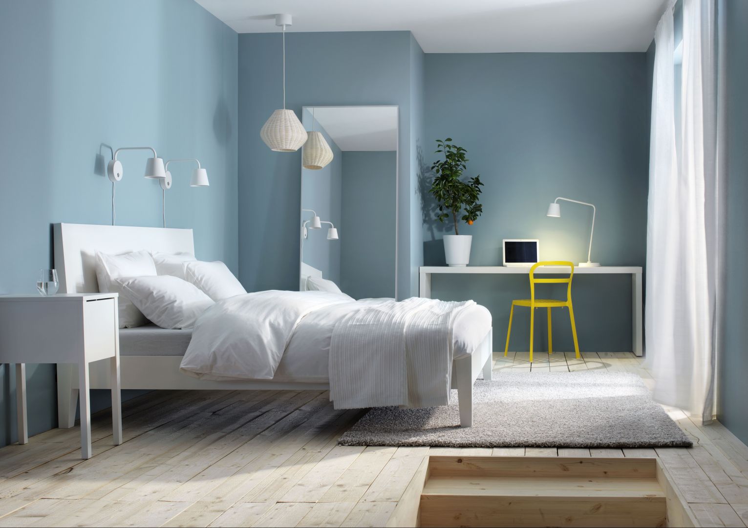 Białe, klasyczne łóżko, idealnie komponuje się z jasną, drewnianą podłogą
Fot. IKEA