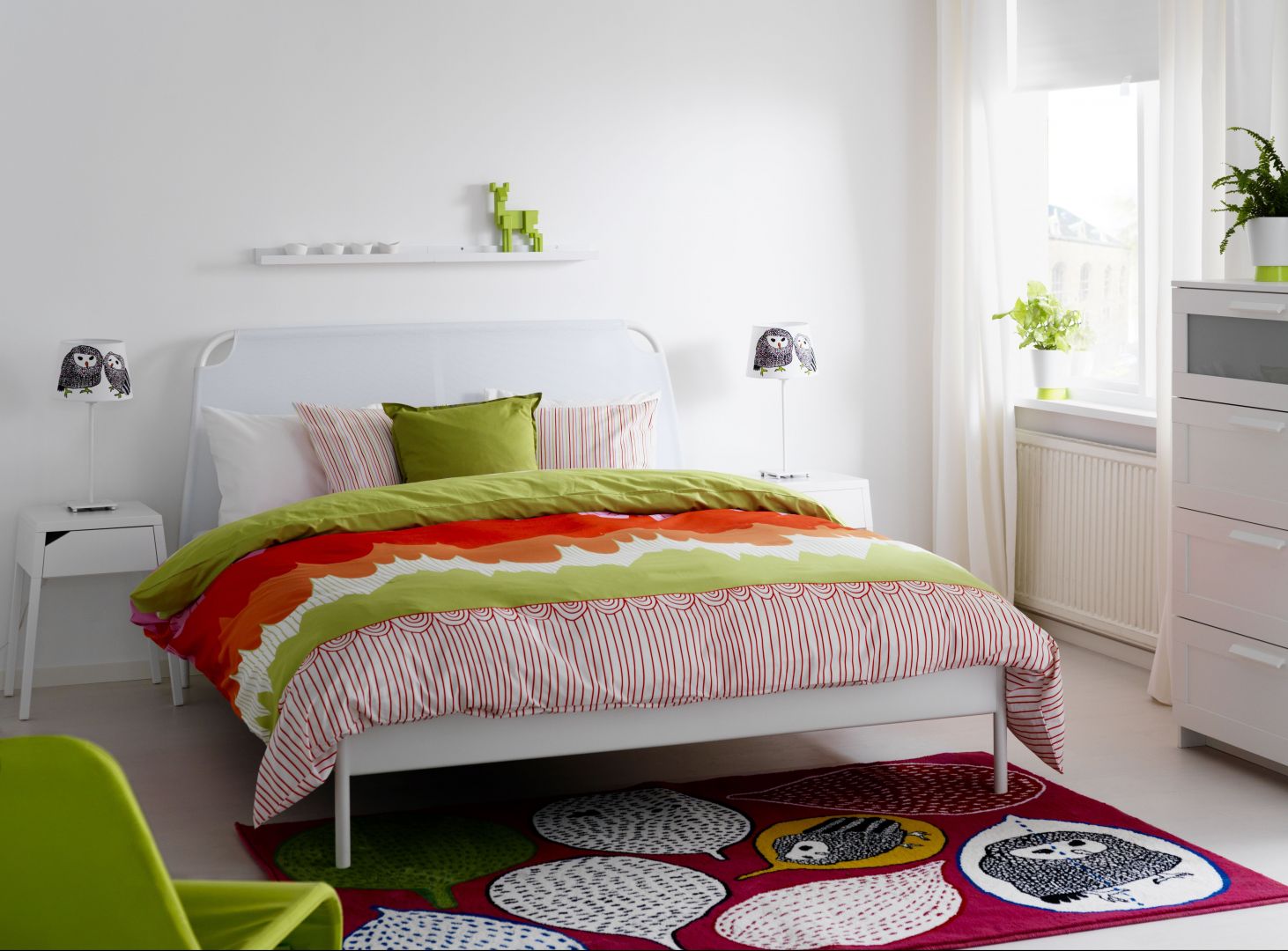 Stalowe łóżko Duken, z miękkim zagłówkiem, wykonanym w materiale, marki IKEA
Fot. IKEA