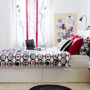 Łóżko Brimnes. 4 duże szuflady zapewniają dodatkową przestrzeń do przechowywania pod łóżkiem, marki IKEA
Fot. IKEA