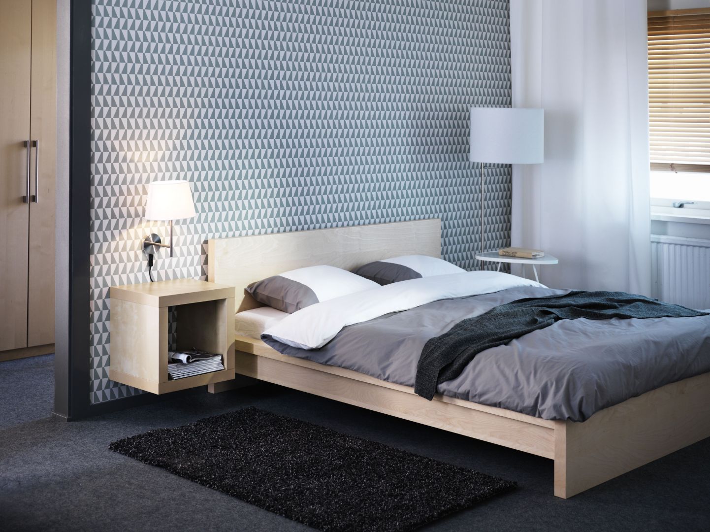 Łóżko Malm w okleinie brzozowej o niskiej ramie łóżka. Dno łóżka z drewnianych listew. 
Fot. IKEA