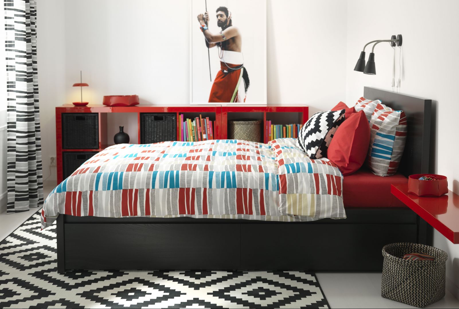 Łóżko Malm marki Ikea. 4 duże szuflady na kółkach zapewnią dodatkowe miejsce do przechowywania pod łóżkiem. Dzięki okleinie z prawdziwego drewna, łóżko będzie starzeć się z wdziękiem. Regulowane boki łóżka pozwalają na użycie materacy o różnej grubości.  Fot. IKEA