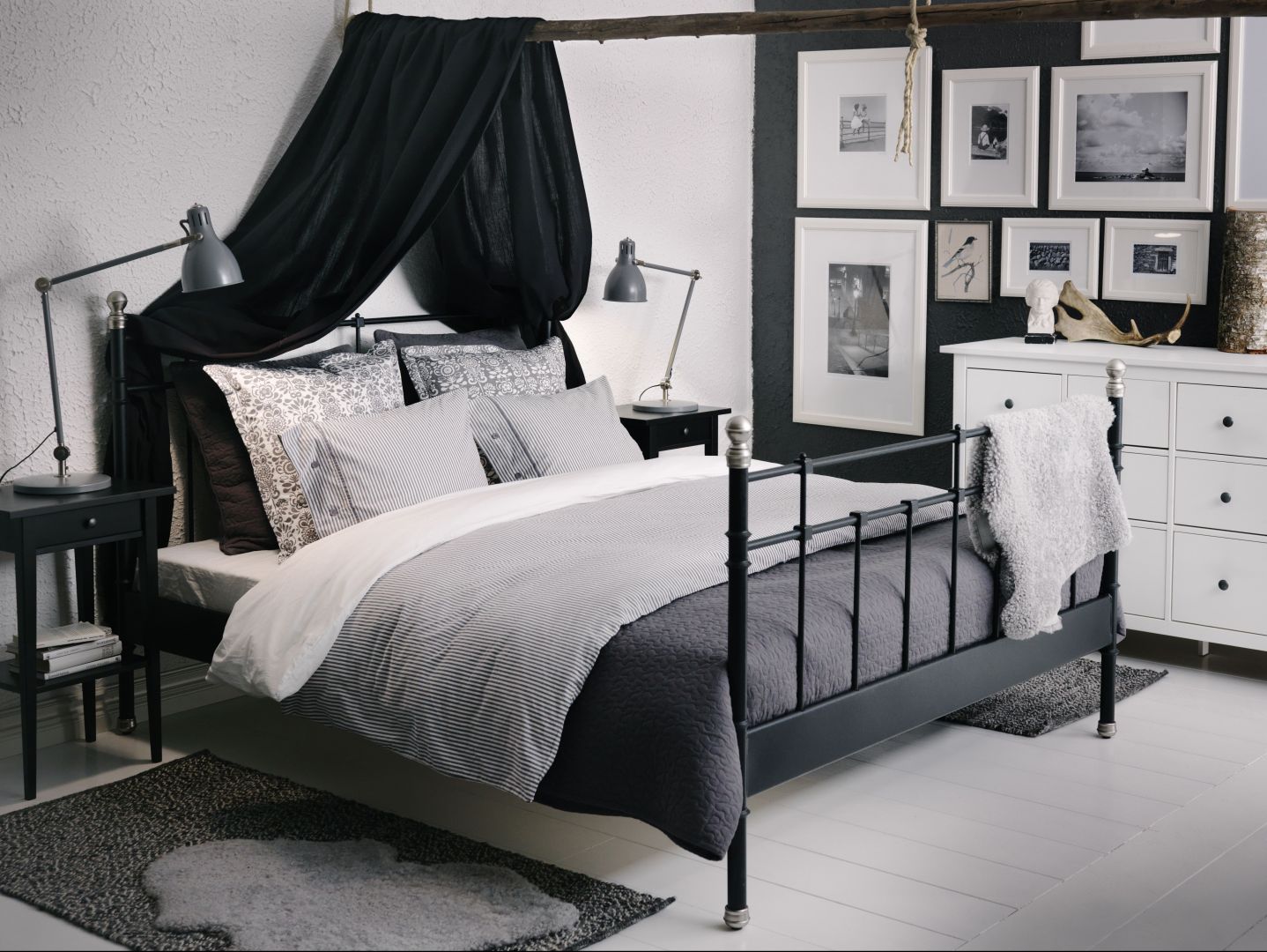 Łóżko Svelvik marki IKEA wykonane ze stali, barwionej szpachli epoksydowo/poliestrowa w proszku, podstawa łóżka z drewnianych listew
Fot. IKEA
