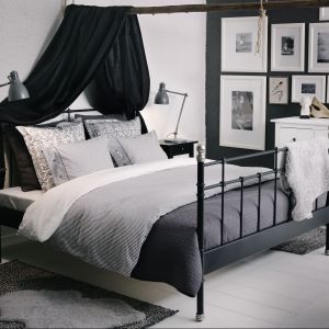 Łóżko Svelvik marki IKEA wykonane ze stali, barwionej szpachli epoksydowo/poliestrowa w proszku, podstawa łóżka z drewnianych listew
Fot. IKEA
