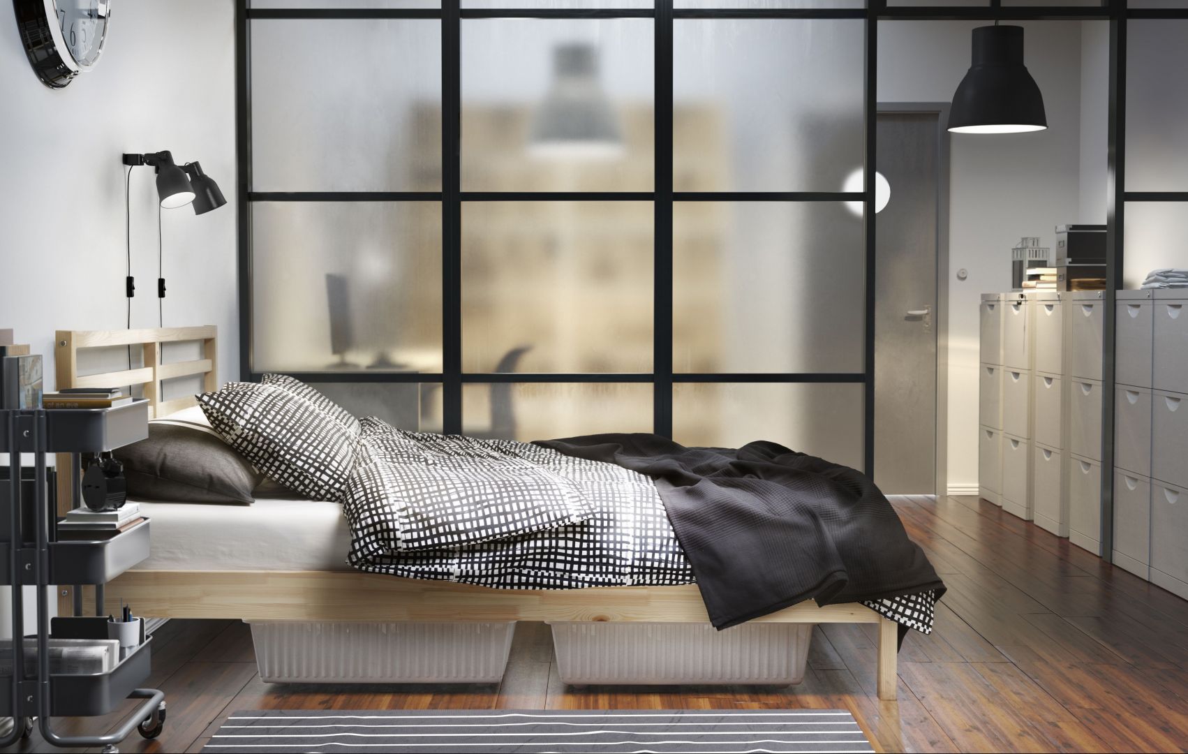 Łóżko Tarva, marki IKEA. Produkt wykonany z litego drewna - wytrzymałego, ciepłego, naturalnego materiału.
Fot. IKEA