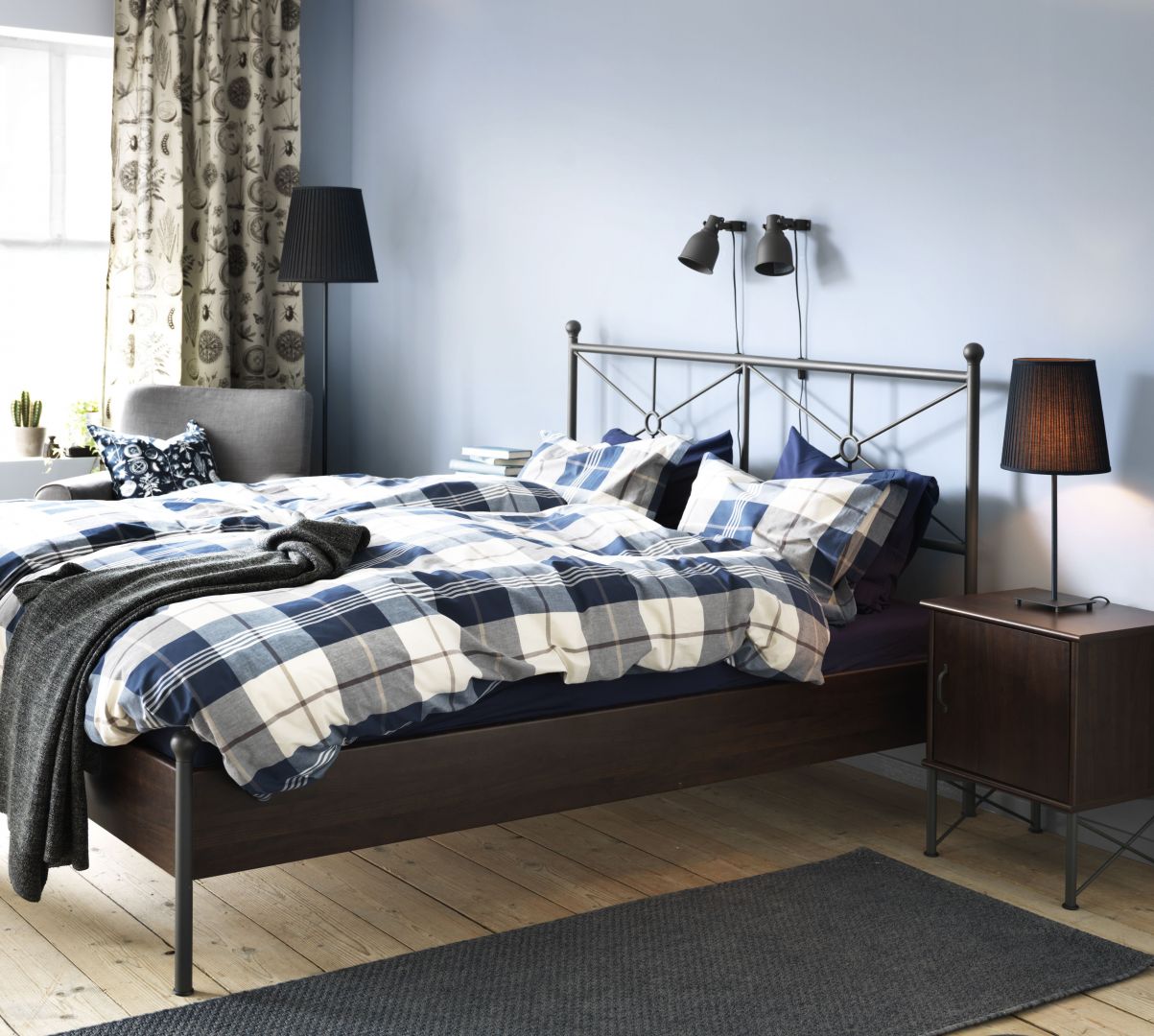 Łóżko Musken marki IKEA. Rama łóżka: wodoodporna płyta wiórowa. Regulowane boki łóżka pozwalają na użycie materacy o różnej grubości.
Fot. IKEA
