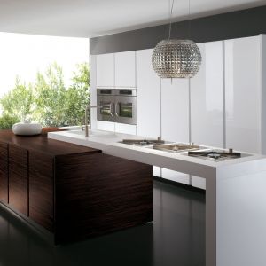 Kuchnia "Capri 00" marki Biefbi, to połączenie frontów o wyrazistej strukturze szczotkowanego drewna i powierzchni o optyce szkła. Fot. Biefbi
