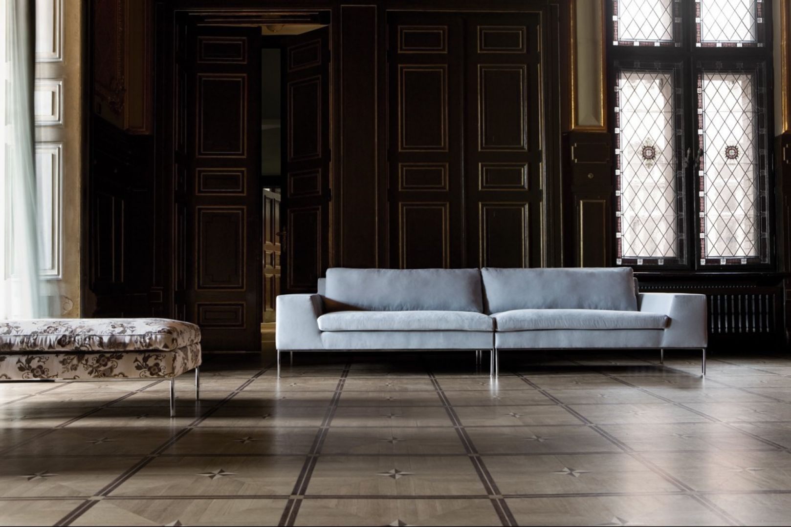 Szara, tapicerowana sofa 