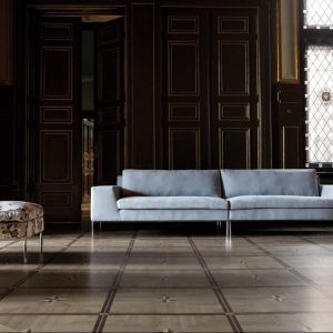 Sofa "Justus" to minimalistyczny model, który pasuje do nowoczesnych wnętrz. Producent daje możliwość wyboru poszycia między tkaniną, a skórą. Komfort zapewnia miękkie siedzisko, które zostało wypełnione naturalnym pierzem. Cena: od 3.561 zł Fot. Sits