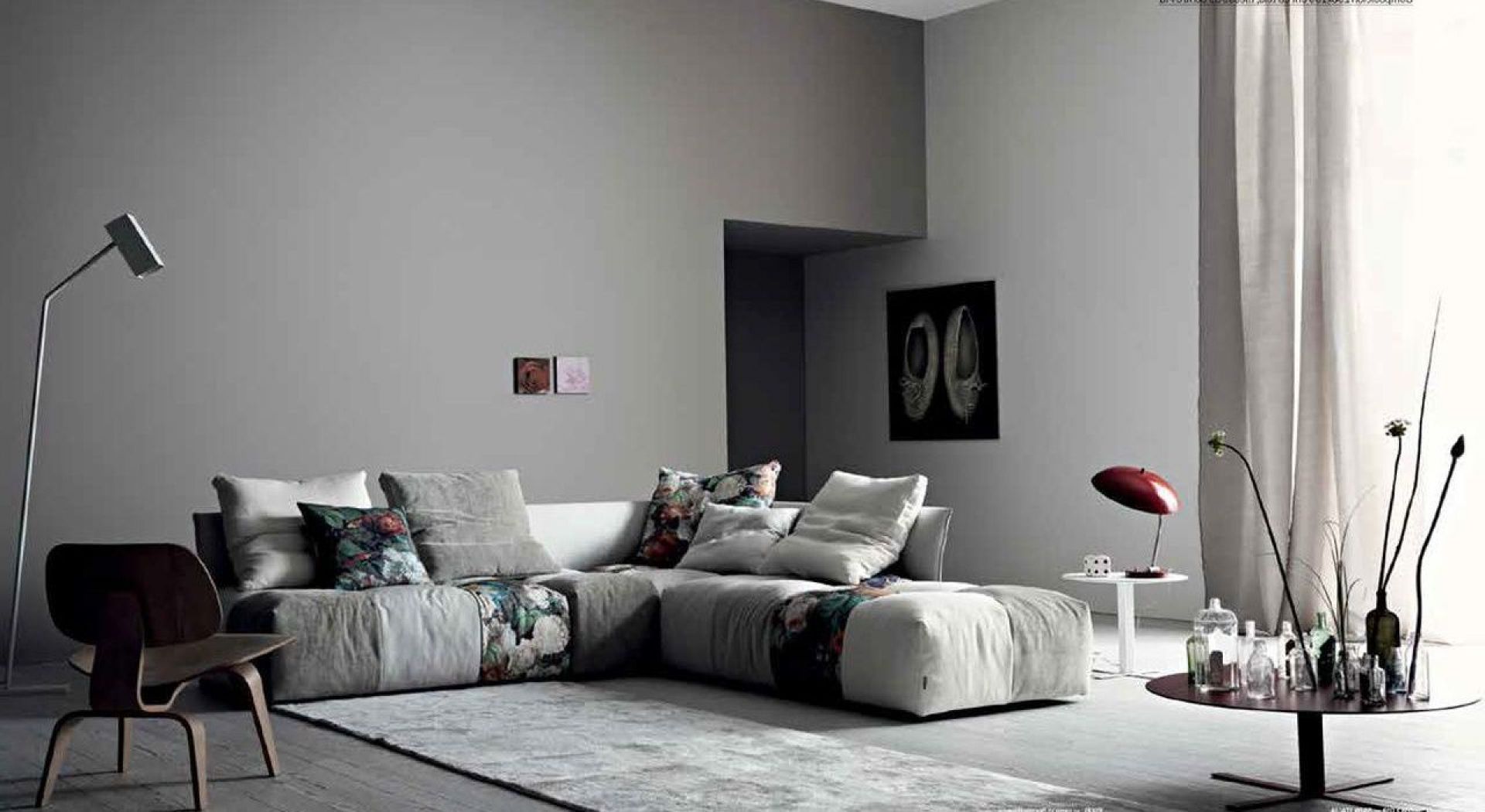 Modułowa sofa z poszyciem w kontraktujących deseniach. Fot. Saba