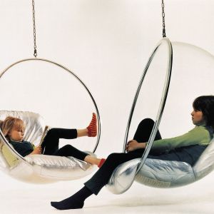 Coś dla amatorów trochę innego siedzenia... "Bubble Chair", projektu Eero Aarnio. Fot. Archiwum
