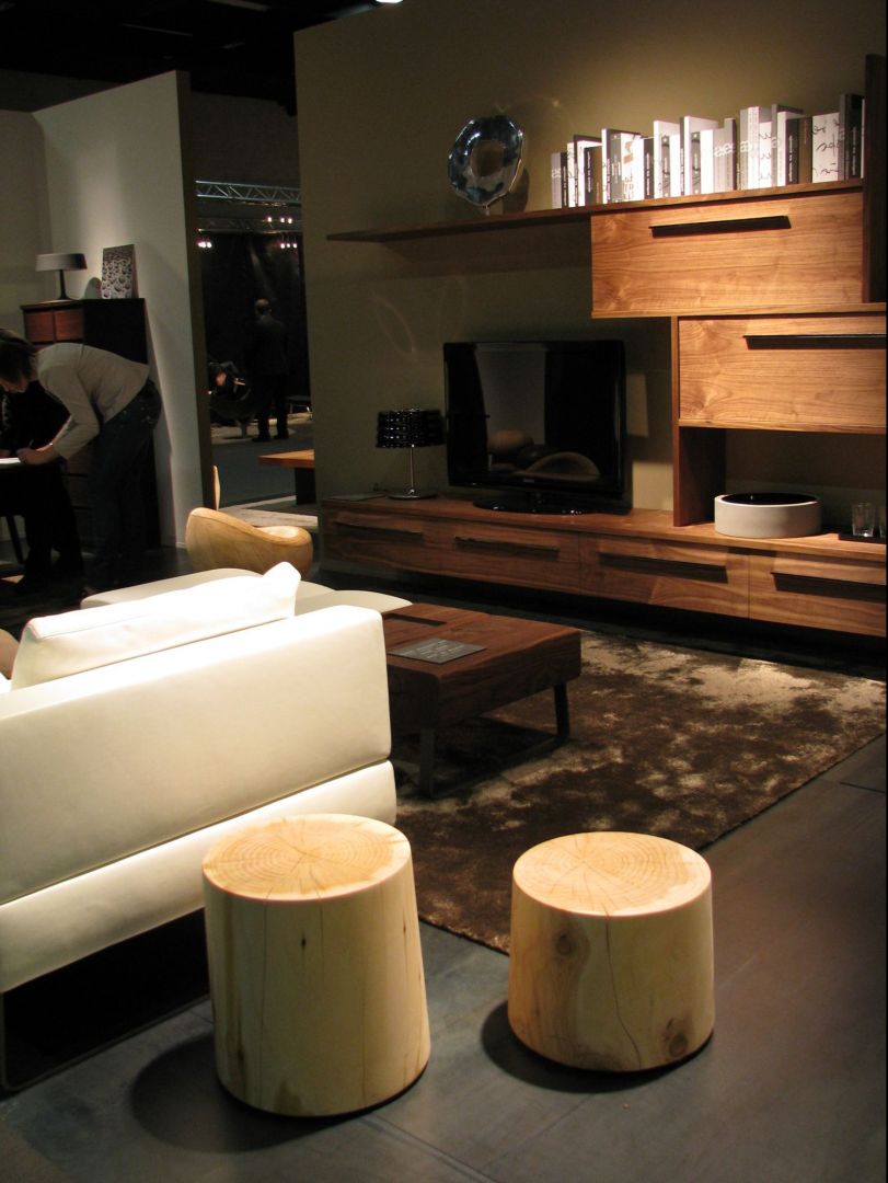 Salon, w którym prezentowane są meble drewniane firmy Riva 1920. Fot. Riva 1920.