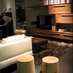 Salon, w którym prezentowane są meble drewniane firmy Riva 1920. Fot. Riva 1920.