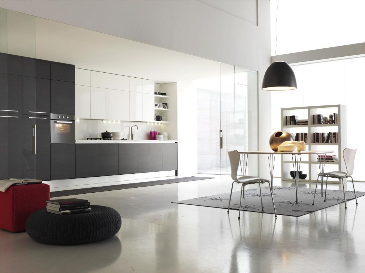 W przypadku ciemniejszych frontów kuchennych, pomieszczenie można rozjaśnić białą podłogą i białym sufitem.
Fot. Italia Style