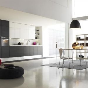 W przypadku ciemniejszych frontów kuchennych, pomieszczenie można rozjaśnić białą podłogą i białym sufitem.
Fot. Italia Style