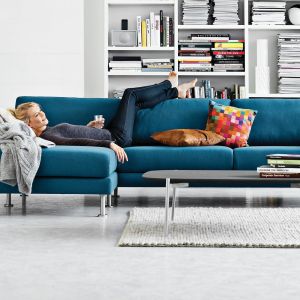 Sofa "Fargo" firmy BoConcept, dzięku usytuowaniu na cienkich metalowych nóżkach mebel wygląda na bardzo lekki. Fot. BoConcept