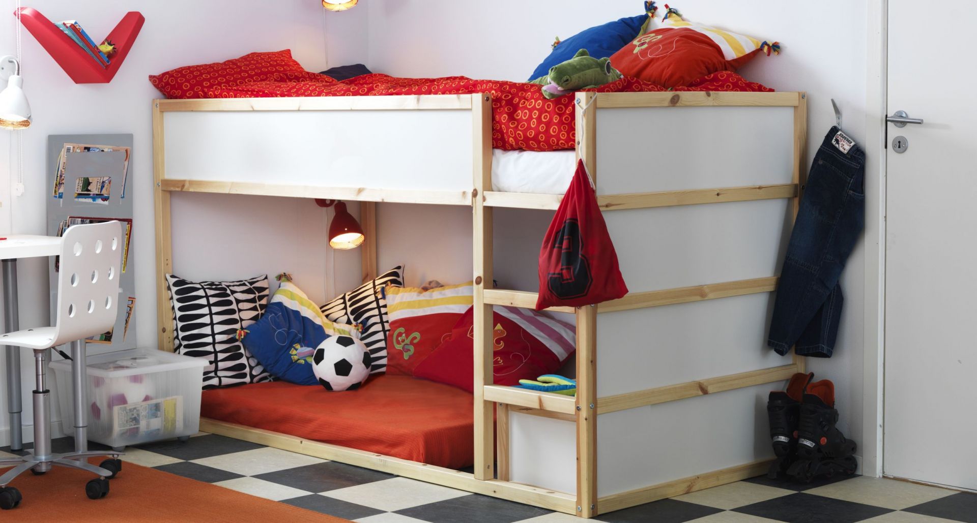 Łóżko piętrowe proponowane przez firmę IKEA. Fot. IKEA