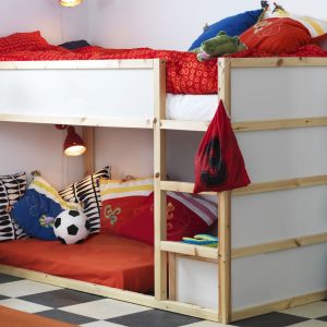 Łóżko piętrowe proponowane przez firmę IKEA. Fot. IKEA