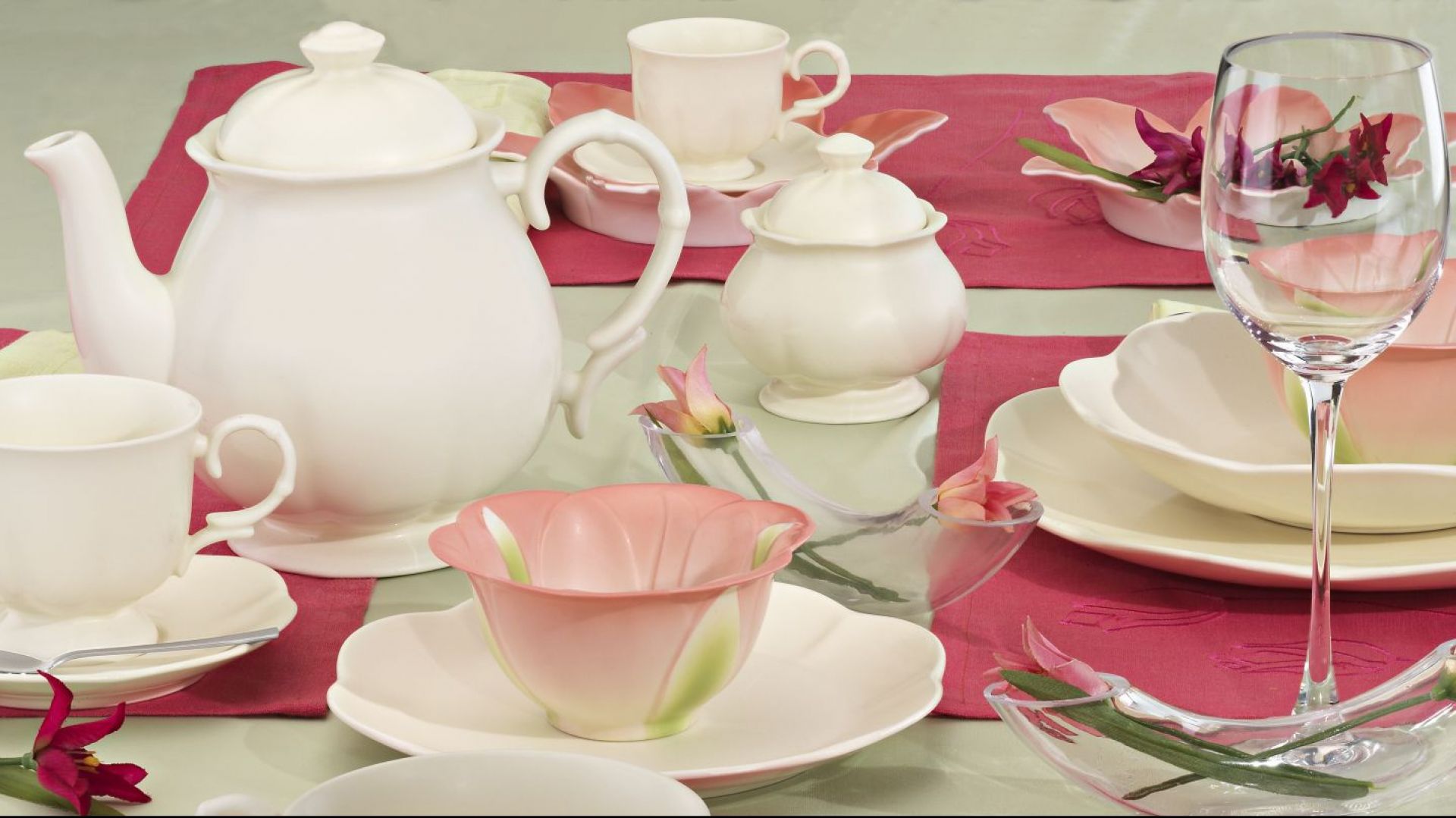 Tea time - czas na filiżankę herbaty przy modnym stoliku