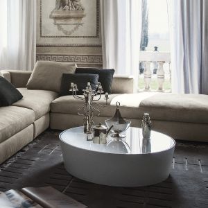 Stolik "Moya" firmy Arketipo. Biały i nowoczesny model o minimalistycznej bryle. Dzięki niemu każdy salon będzie stylowo i designersko. Zanaleźć go można w ofercie sklepu Inter Style Home. Fot. Arketipo. 