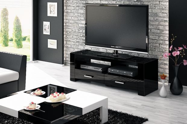 Szafka&nbsp;RTV utrzymana w czarnym, wykończonym na wysoki połysk kolorze przyciąga wzrok nie mniej niż sam telewizor.
