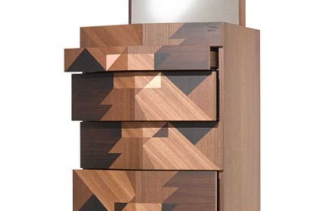 Komoda "Maggio" charakteryzuje się prostą, geometryczną formą oraz ciekawym dwukolorowym wzorem na frontach szuflad.