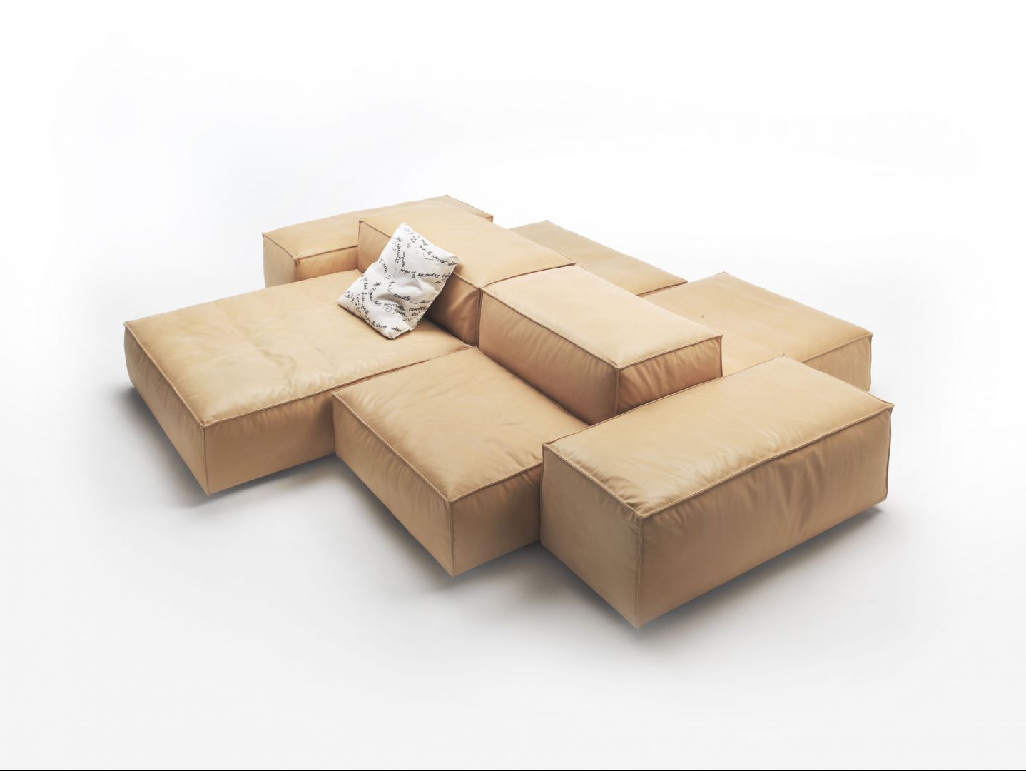 Sofa modułowa, marki Living Divani, model Extrasoft, projekt Piero Lissoni. Wypełnienie oparć i siedzisk sofy składa się z pianki poliuretanowej o różnym stopniu miękkości. Wewnątrz znajduje się również warstwa przemytego i wysterylizowanego gęsiego puchu.  Fot. Archiwum