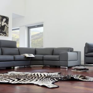 Sofa Genesis tapicerowana skórą. Fotel na jednej nodze i pikowane boki dodają elementom elegancji. Fot. Bizzarto