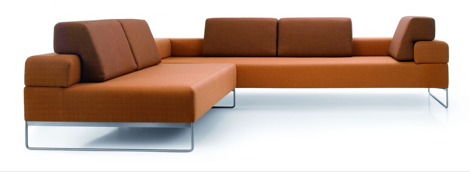 Sofa narożna „Rosco” marki Noti to minimalistyczny wygląd, który doskonale sprawdzi się we wnętrzach typu loft. Fot. Noti
