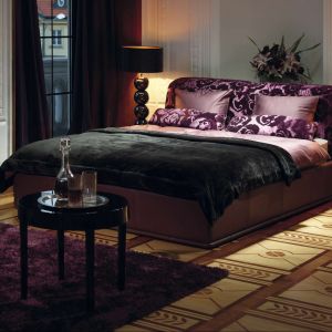 Niezwykle elegancki, tapicerowany zagłówek może być ozdobą całej aranżacji sypialni. Fot. Kler