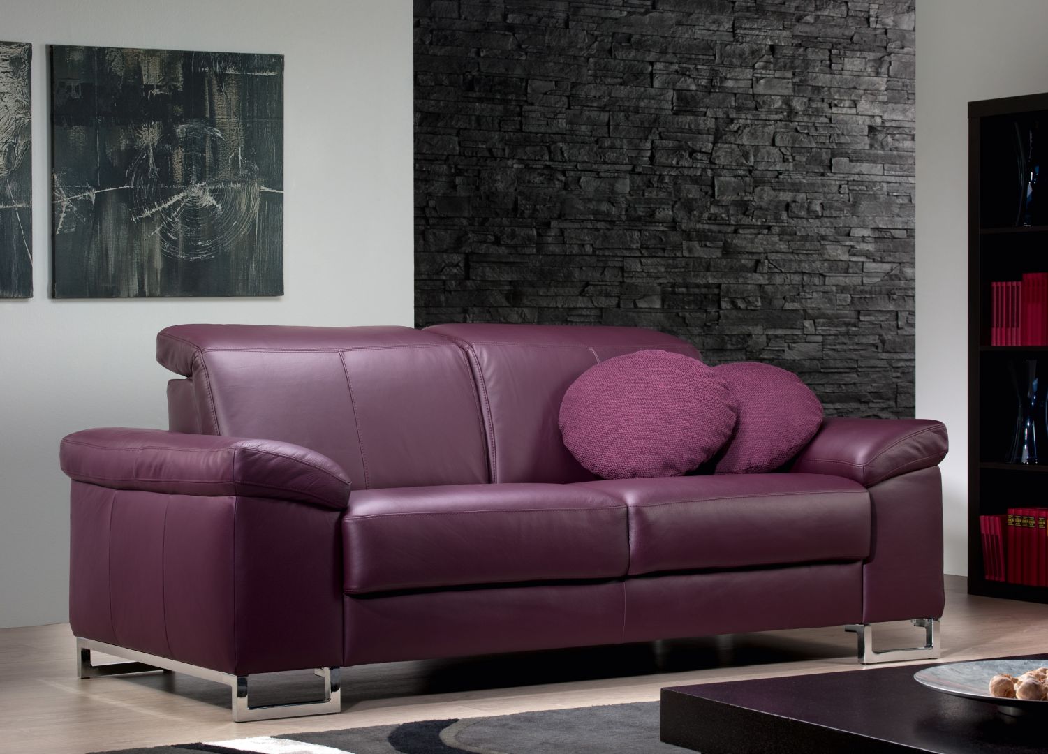 Subtelny fiolet harmonizuje z szarością ścian - Sofa 