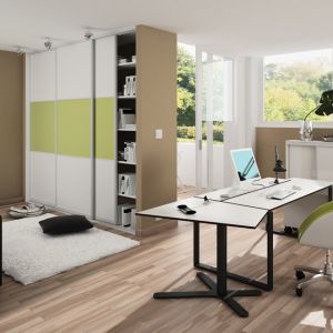 Pomysłowa szafa może funkcjonalnie dzielić strefy w mieszkaniu, np. sypialnię od pokoju dziennego. Fot. Indeco 