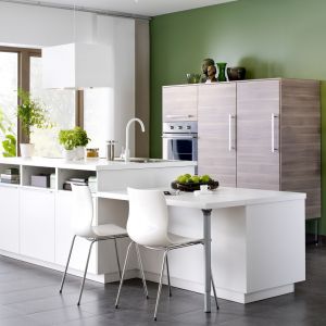 Nowy system "Metod" firmy IKEA pozwala na zbudowanie szafy kuchennej. W tej aranżacji szafa została zestawiona z wyspą w białym kolorze. Fot. IKEA