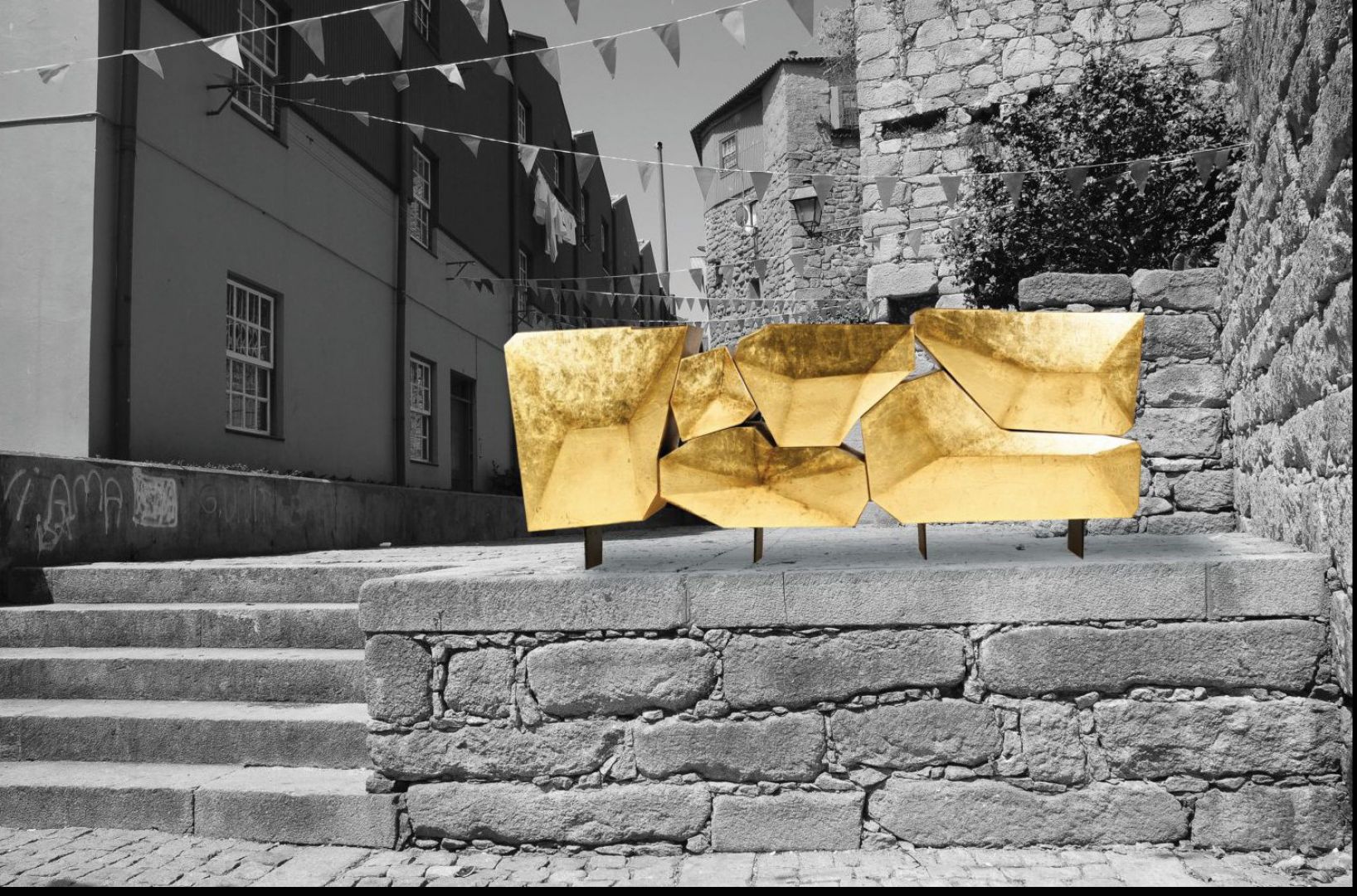 Komoda Stone nawiązuje stylistycznie do kamieni miasta Porto. Jest ekskluzywna i pięknie mieni się złotem. Fot. Bat Eye