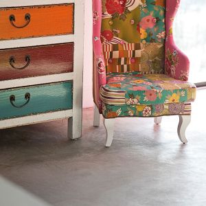 Fotel "Bazar" firmy Kare Design charakteryzuje się patchworkową, kwiecistą tapicerką. Fot. Kare Design.