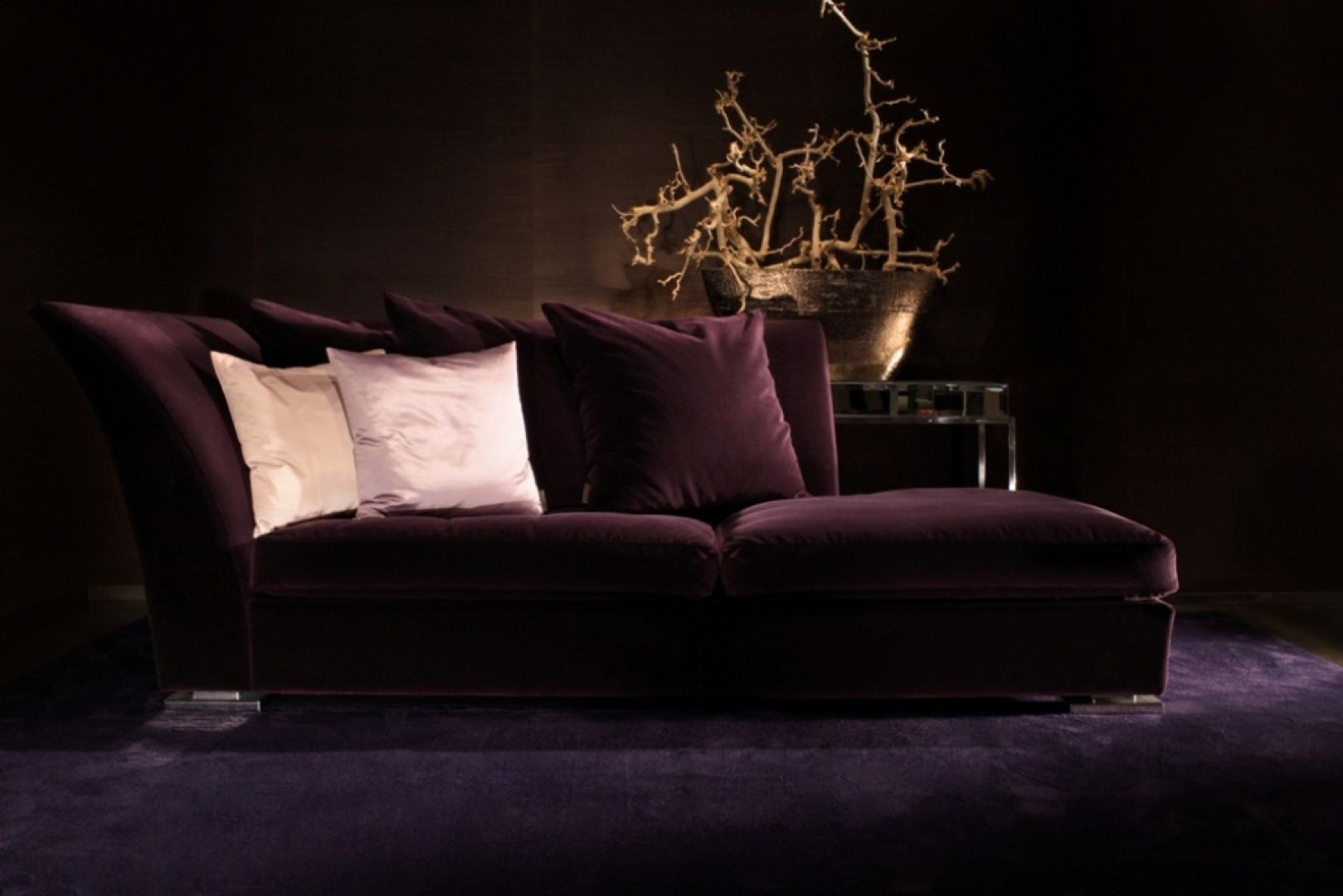 Purpurowa sofa 