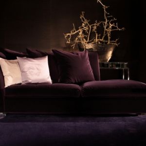 Purpurowa sofa "Mercer" projektu Erica Kustera to wyrafinowana elegancja do salonu. Fot. Home Sweet Home PR