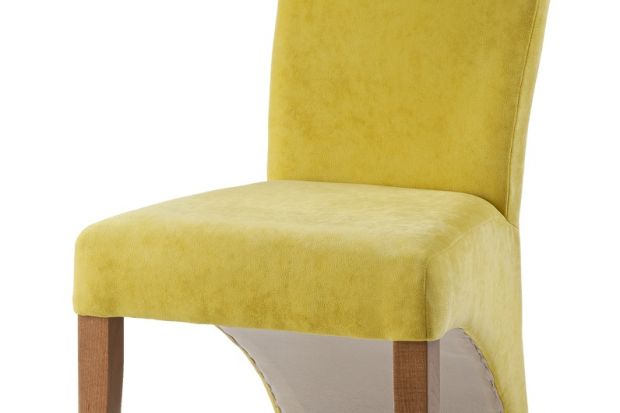 Drewniany element u g&oacute;ry oparcia krzesła "Silk" może służyć r&oacute;wnież jako uchwyt do przestawiania krzesła, chroniąc tkaninę przed ubrudzeniem.