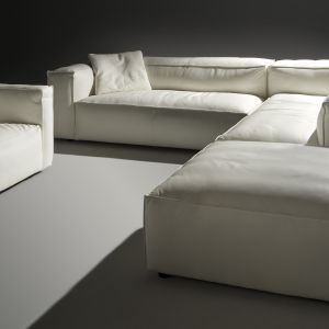 Summer marki Caya Design to modułowa sofa, która daje wiele możliwości ustawienia w salonie. Dzięki temu można ją dopasować do własnych potrzeb. Fot. Caya Design
