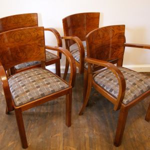 Krzesła z podłokietnikami w stylu Art Deco, lata 30-te.XXw., okleina orzech, drewno brzoza (stan po renowacji).
Fot. Starych Mebli Czar