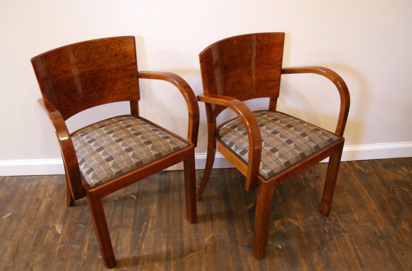 Krzesła z podłokietnikami w stylu Art Deco, lata 30-te.XXw., okleina orzech, drewno brzoza (stan po renowacji).
Fot. Starych Mebli Czar