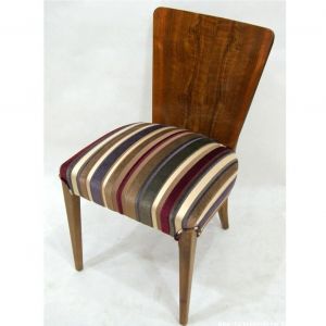 Krzesła wykonane z lakierowanego drewna o klasycznym wyglądzie
Fot. Starych Mebli Czar