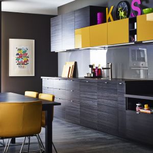 Ciemna kuchnia z żółtymi elementami, marki Ikea
Fot. Ikea