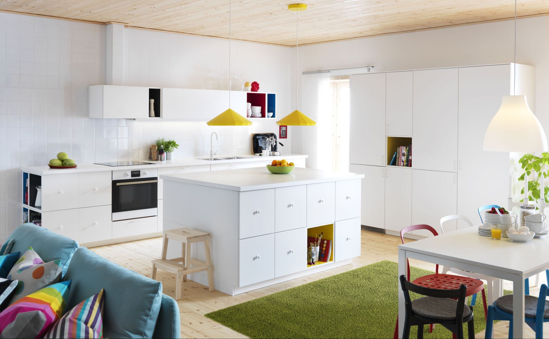 Kolorowe elementy, potrafią rozweselić każde pomieszczenie. Biała kuchnia z barwnymi detalami marki Ikea
Fot. Ikea