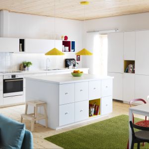 Kolorowe elementy, potrafią rozweselić każde pomieszczenie. Biała kuchnia z barwnymi detalami marki Ikea
Fot. Ikea
