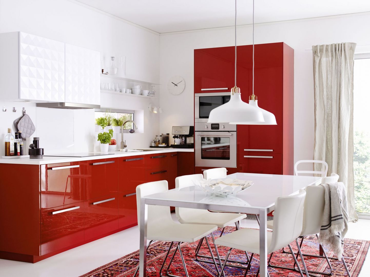 Czerwona kuchnia, która ożywia wnętrze. Meble marki Ikea
Fot. Ikea